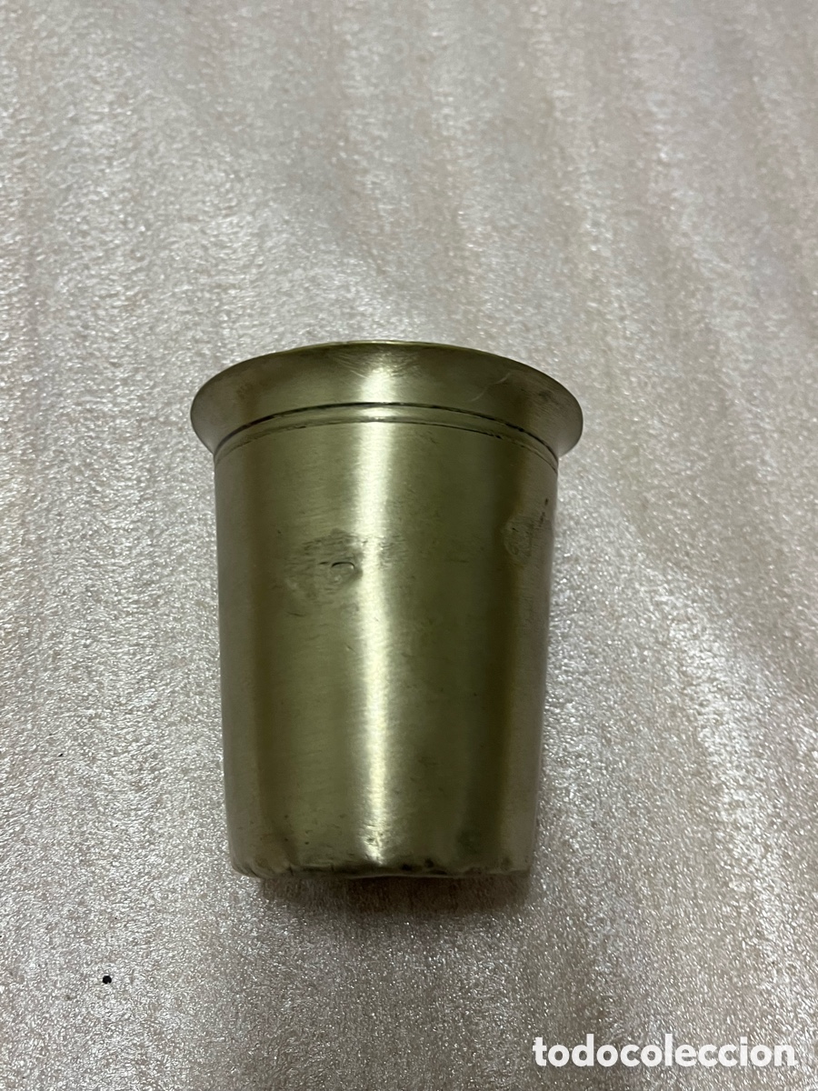 Antig&uuml;edades: Vaso met&aacute;lico antiguo con marcas en la base - Foto 1