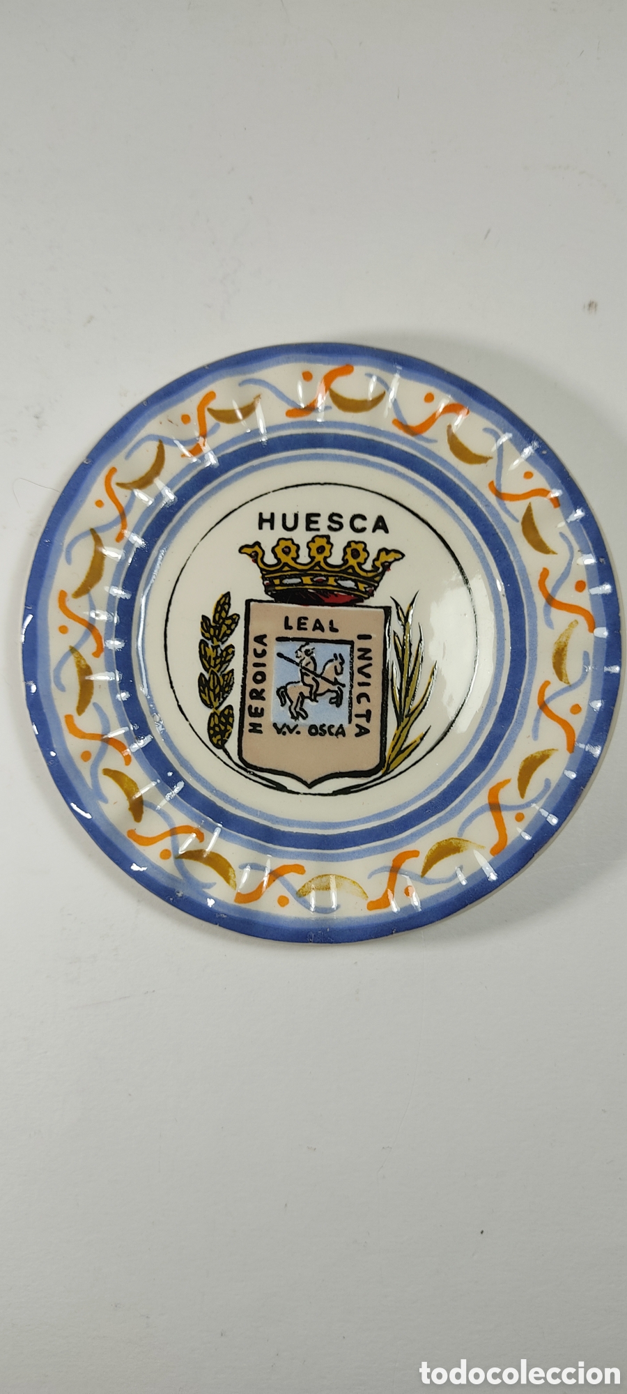 Antig&uuml;edades: RECUERDO DE HUESCA. PLATITO EN CER&Aacute;MICA ESMALTADA Y POLICROMADA