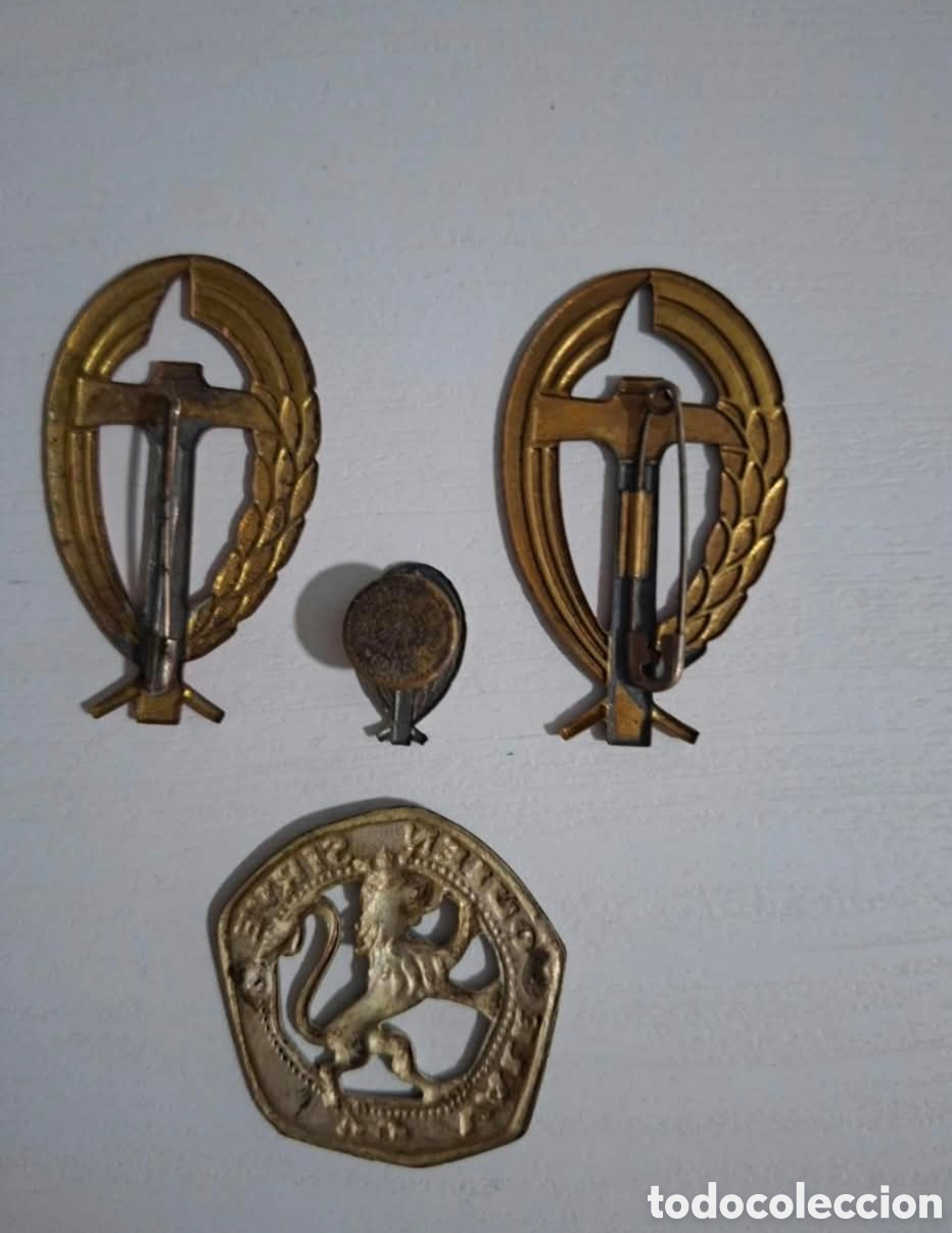 Antig&uuml;edades: 3 distintivos del sindicato vertical y 1 de la OJE - Foto 2
