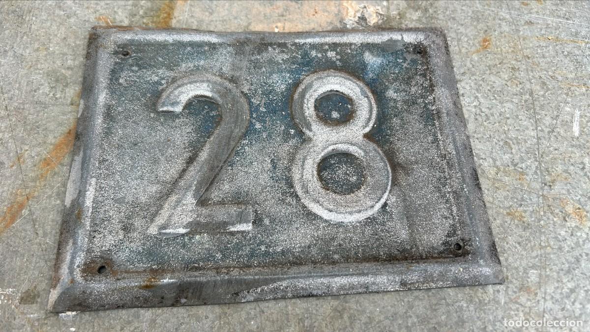 Antig&uuml;edades: NUMERO N&deg; 28 ANTIGUO EN HIERRO EN RELIEVE PARA PUERTA DE CALLE