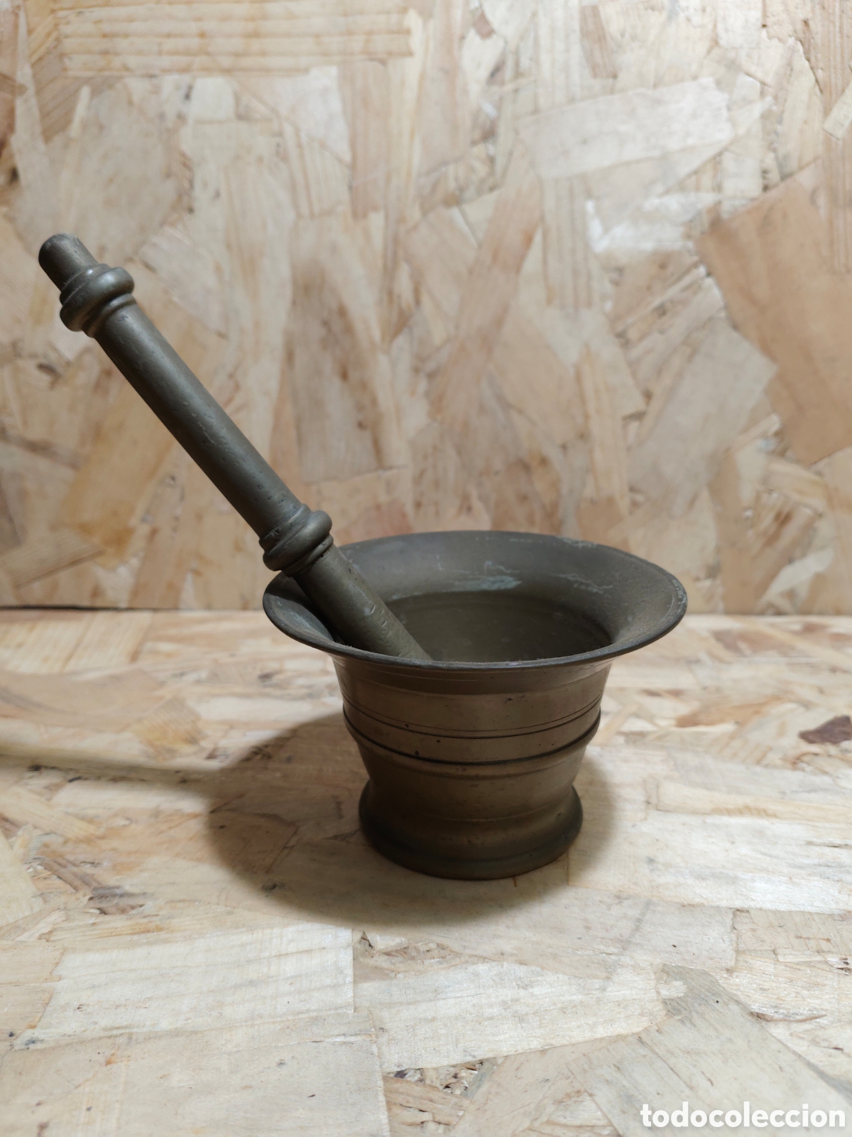Oggetti Antichi: Antiguo mortero almirez de bronce o lat&oacute;n con su mano o maza.