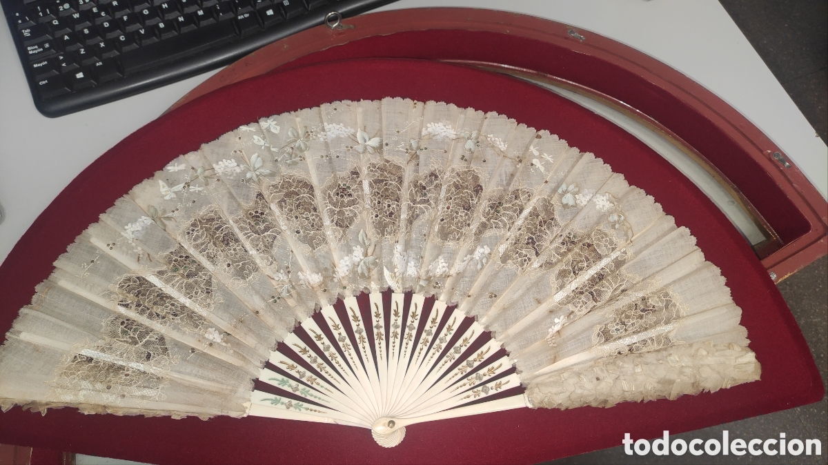 Antiquit&eacute;s: Antiguo y bonito abanico con vitrina