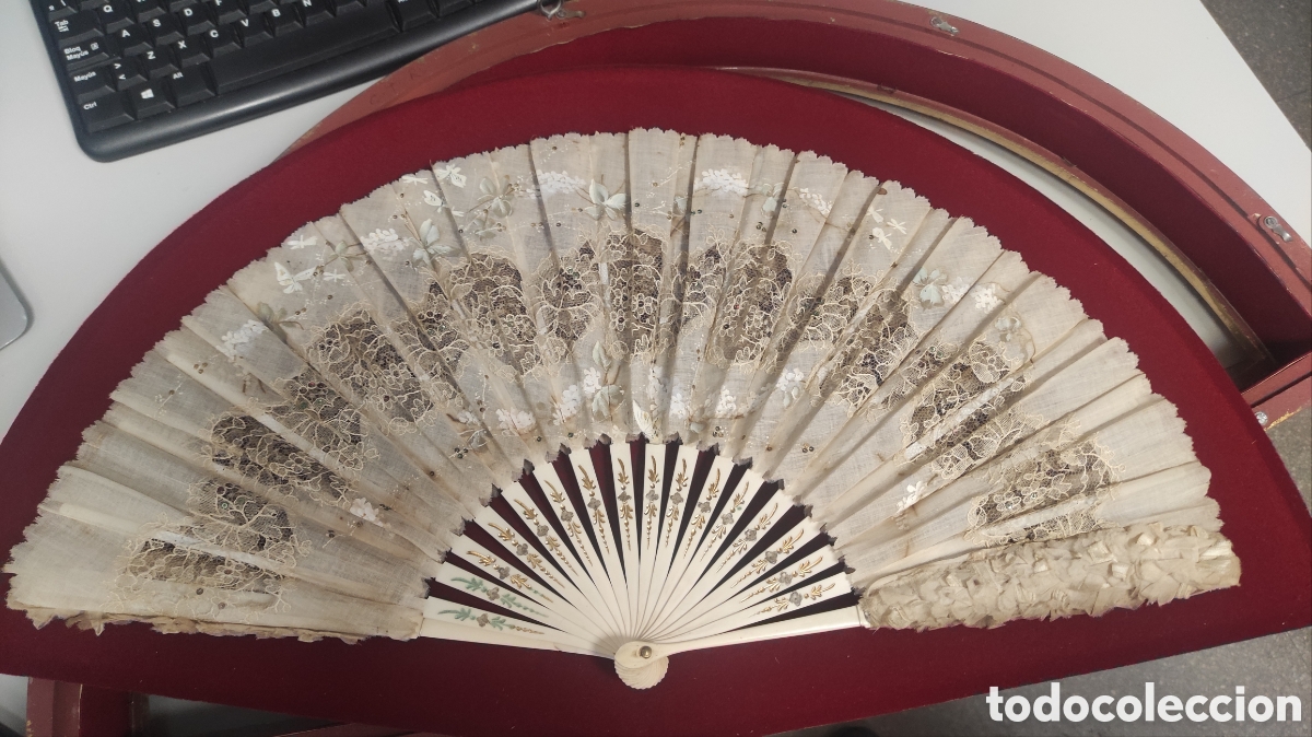 Antig&uuml;edades: Antiguo y bonito abanico con vitrina - Foto 2