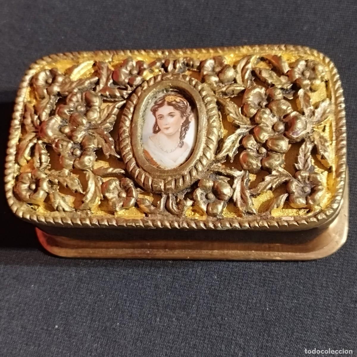 Antig&uuml;edades: CAJA JOYERO DE BRONCE CALADO CON MINIATURA DE MUJER EN PORCELANA LIMOGES PINTADA A MANO SIGLO XIX