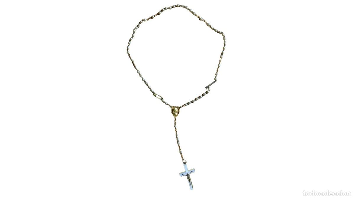 Antig&uuml;edades: ROSARIO VINTAGE CON PERLAS DE IMITACI&Oacute;N, CRUCIFIJO DE N&Aacute;CAR Y MEDALLA DE LA VIRGEN