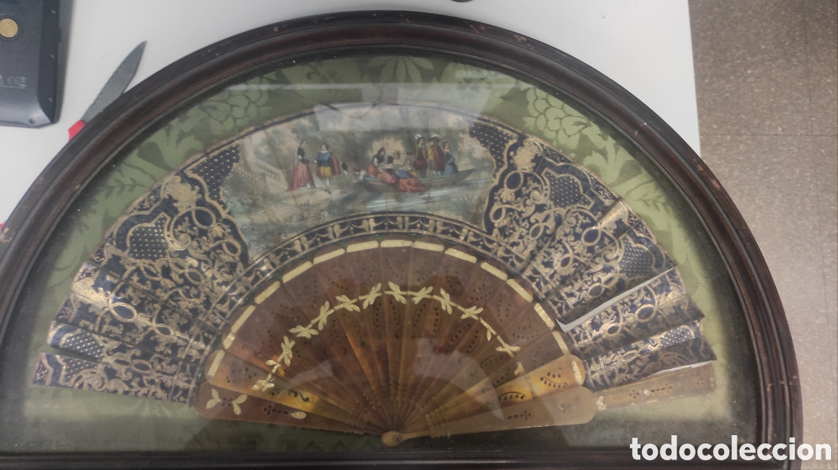 Antig&uuml;edades: Antiguo abanico con vitrina - Foto 1