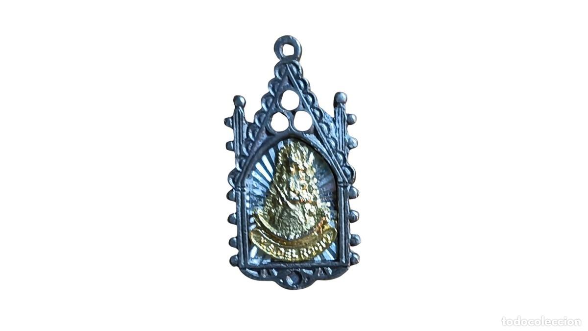 Antig&uuml;edades: COLGANTE DE LA VIRGEN DEL ROC&Iacute;O EN CAPILLA G&Oacute;TICA - METAL OSCURO CON IMAGEN DORADA SOBRE FONDO RADIA