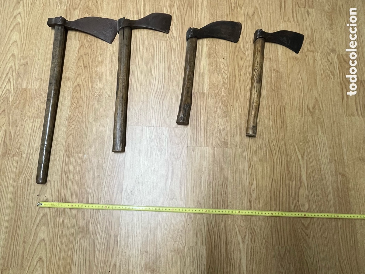 Antig&uuml;edades: Lote de 4 hachas antiguas con mango de madera - Foto 2