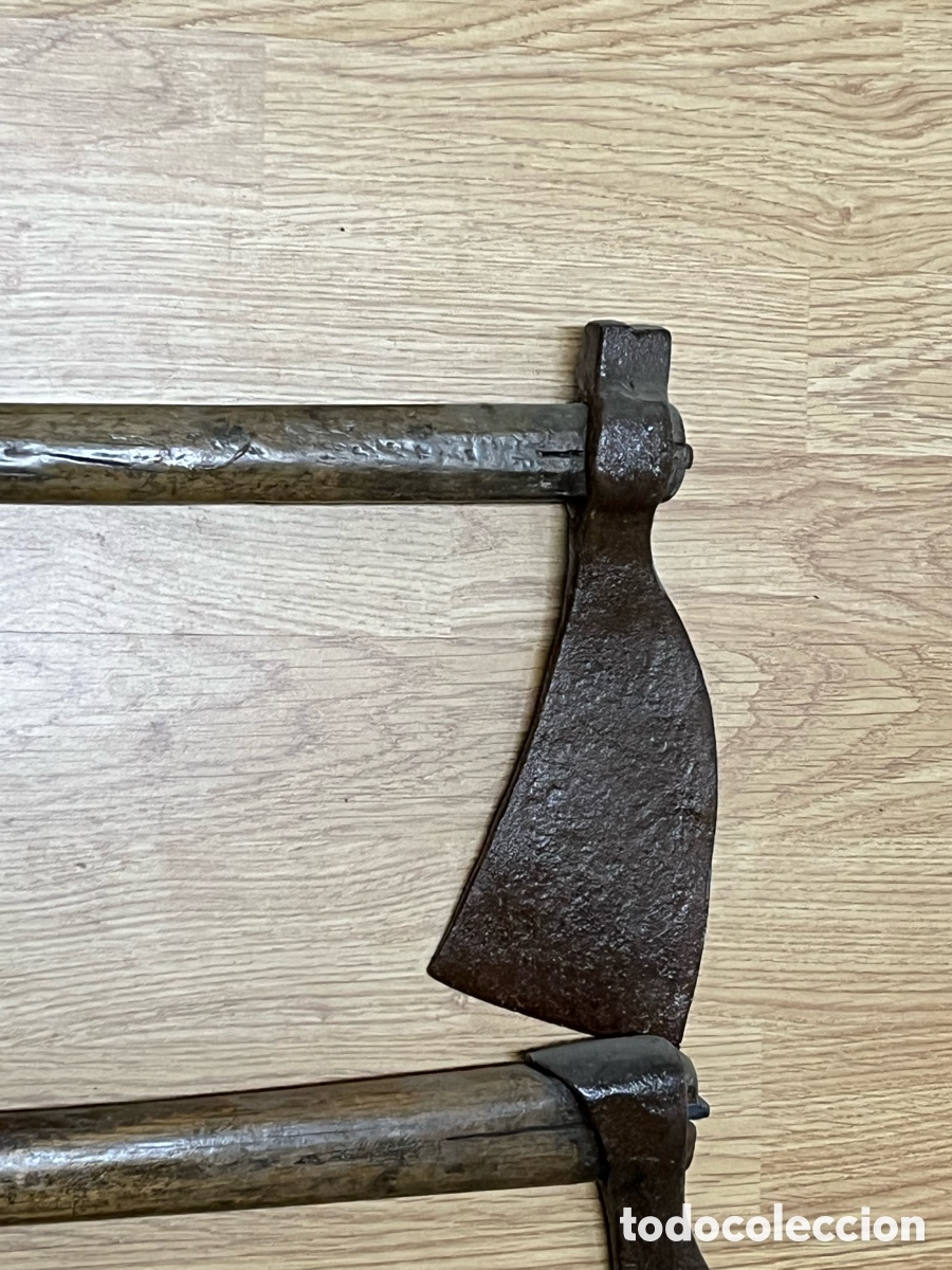Antig&uuml;edades: Lote de 4 hachas antiguas con mango de madera - Foto 3