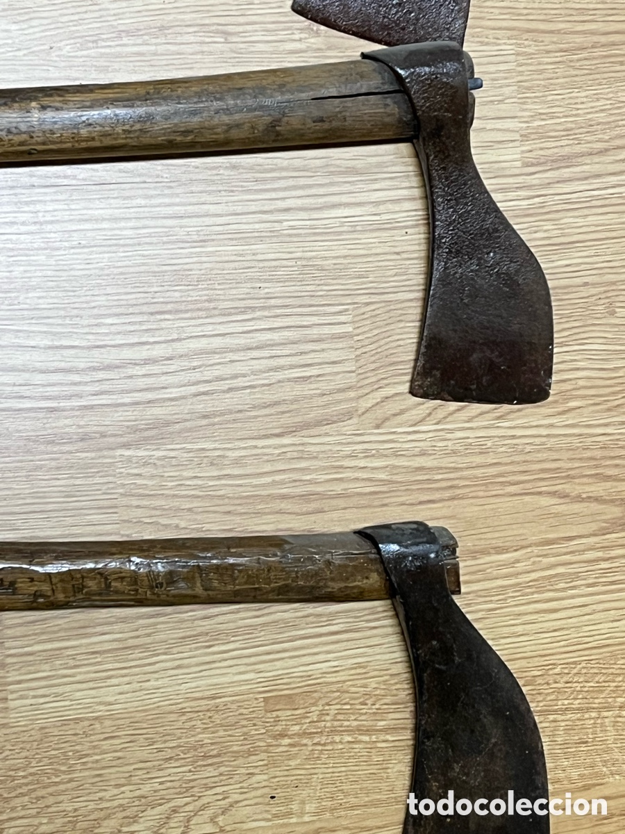 Antig&uuml;edades: Lote de 4 hachas antiguas con mango de madera - Foto 4