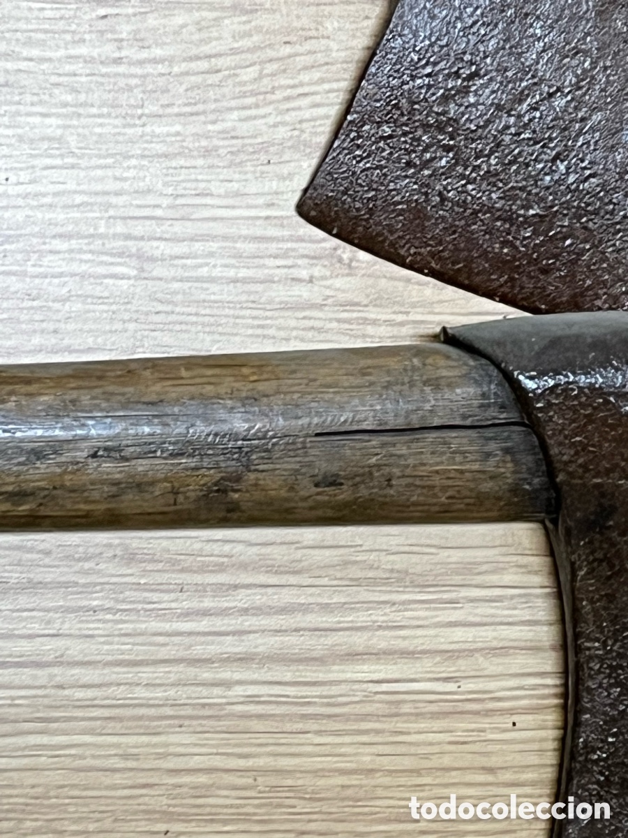 Antig&uuml;edades: Lote de 4 hachas antiguas con mango de madera - Foto 6