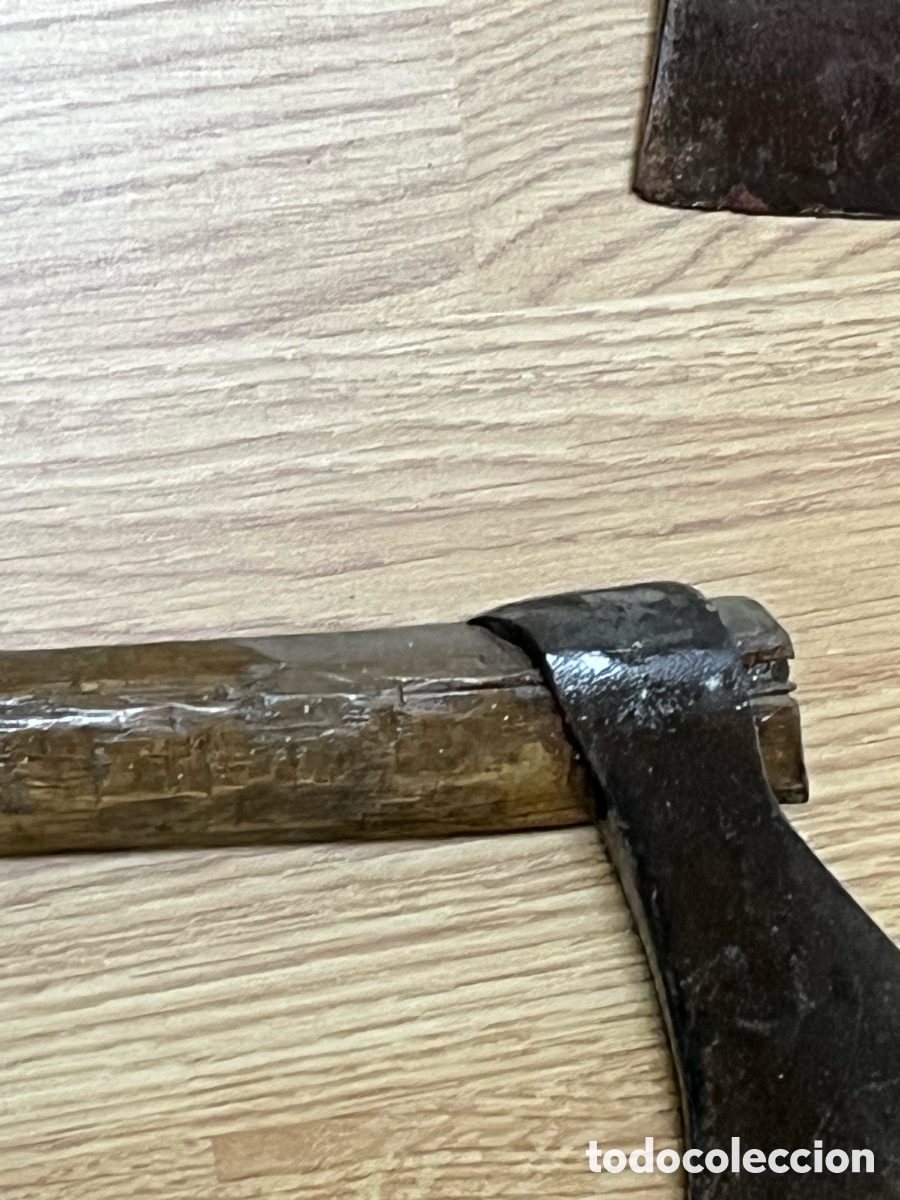 Antig&uuml;edades: Lote de 4 hachas antiguas con mango de madera - Foto 8