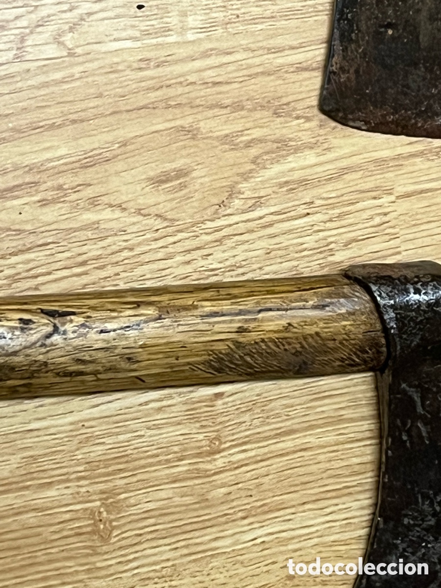 Antig&uuml;edades: Lote de 4 hachas antiguas con mango de madera - Foto 9