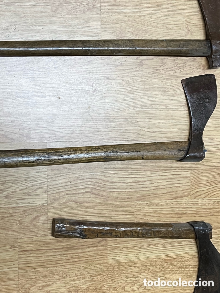 Antig&uuml;edades: Lote de 4 hachas antiguas con mango de madera - Foto 13