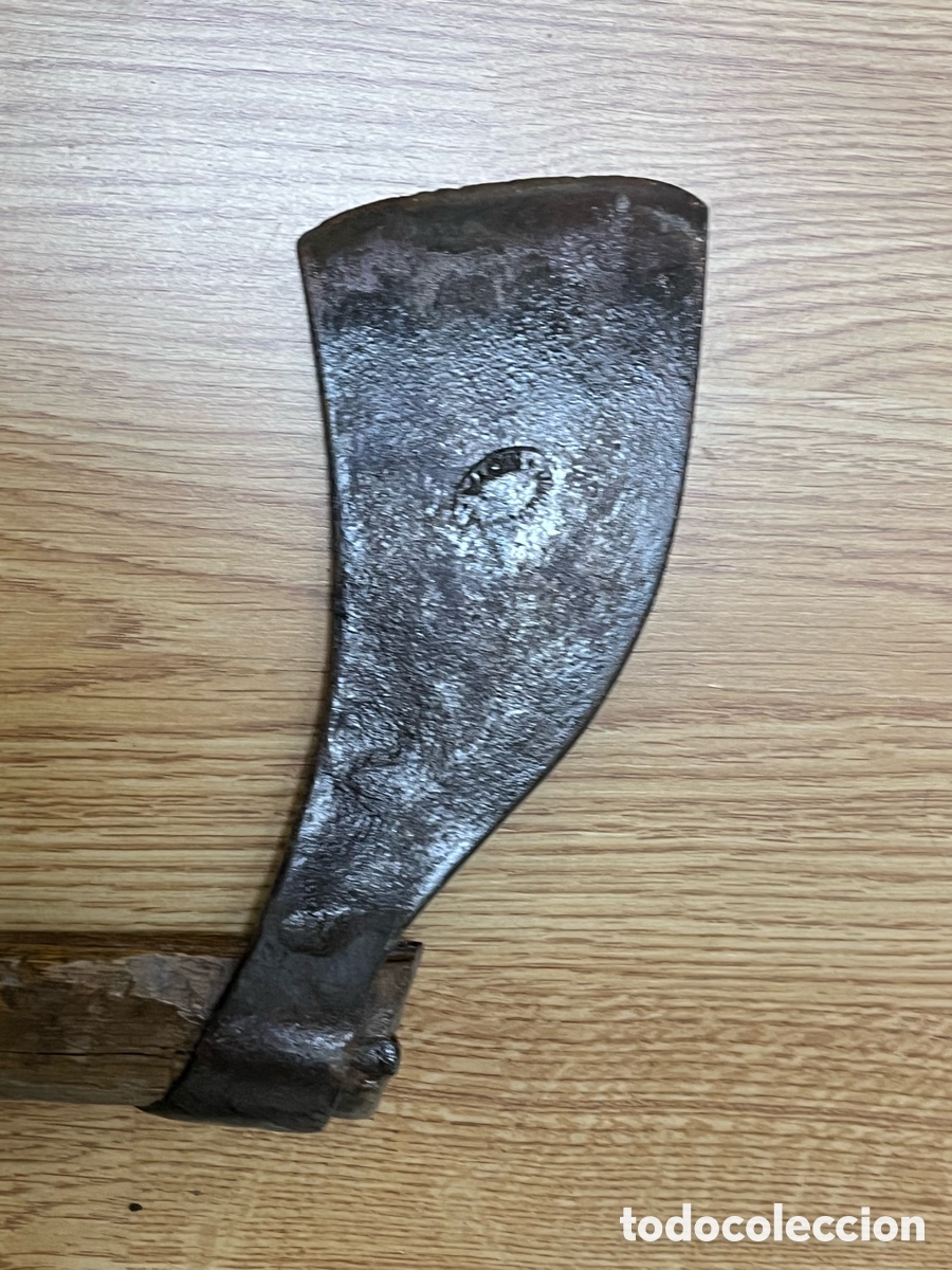 Antig&uuml;edades: Lote de 4 hachas antiguas con mango de madera - Foto 14