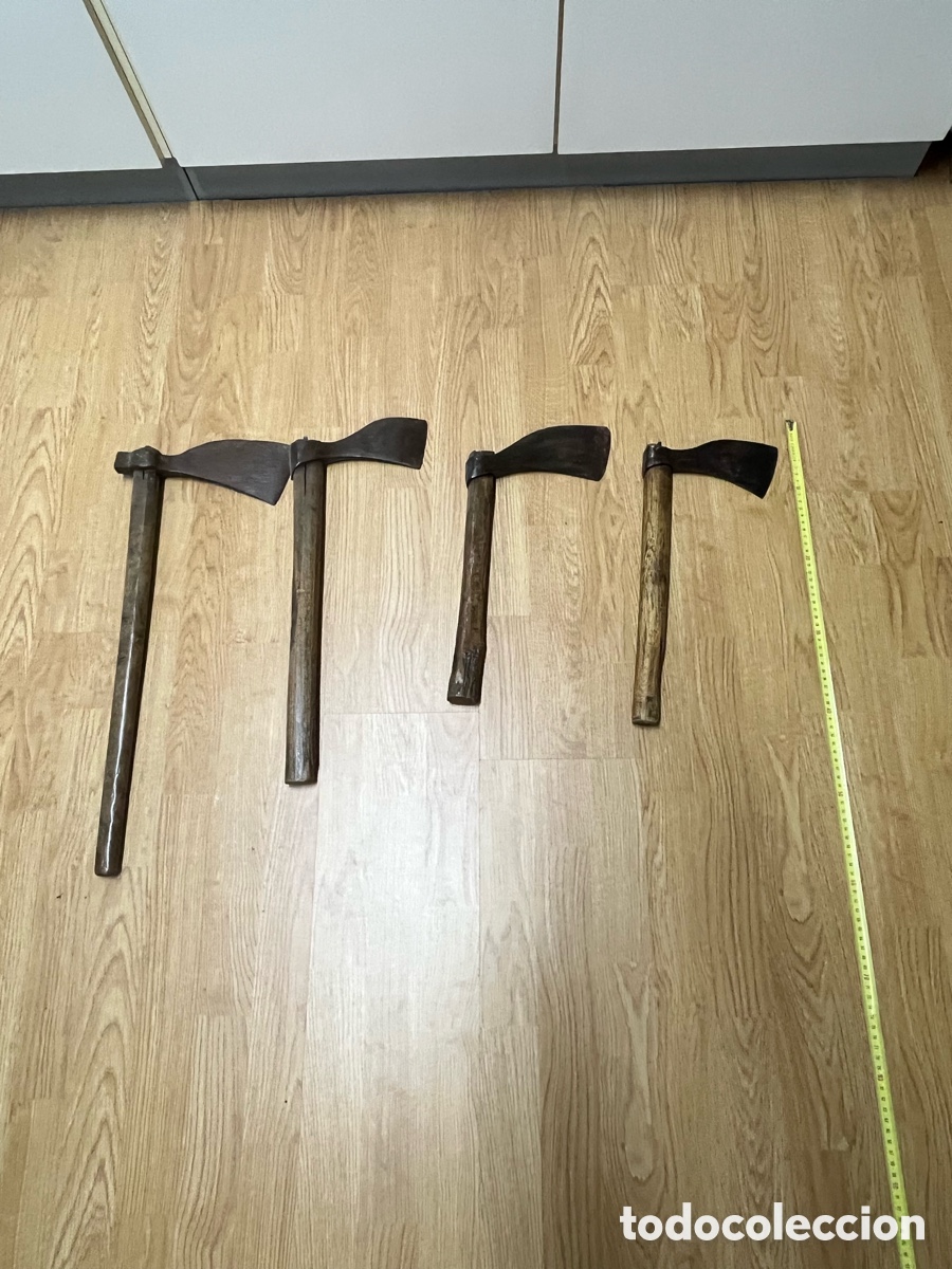 Antig&uuml;edades: Lote de 4 hachas antiguas con mango de madera