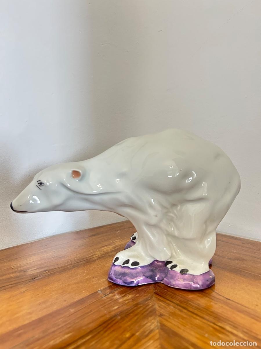 Antig&uuml;edades: Oso polar de porcelana sobre t&eacute;mpano lila, Europa del Este a&ntilde;os 50-60