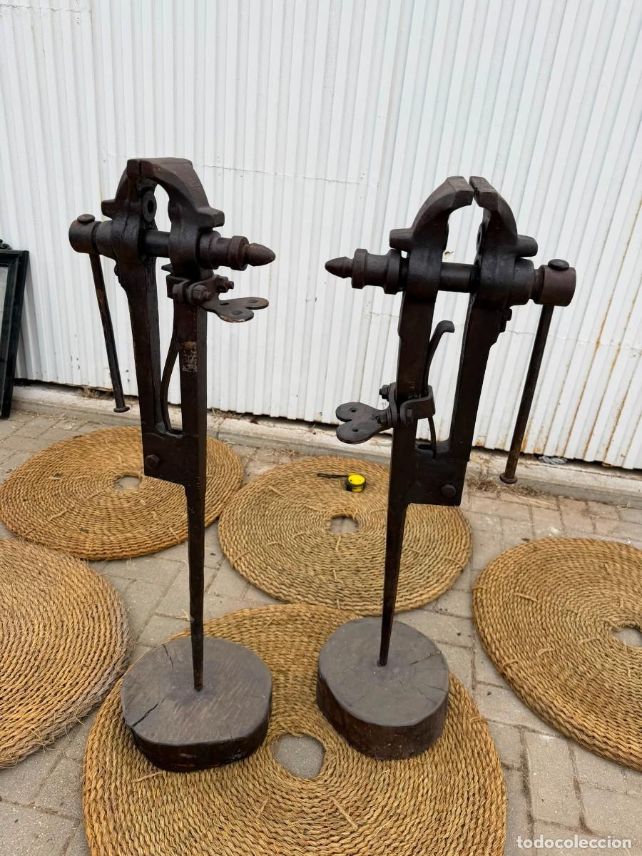 Antig&uuml;edades: Antigua pareja de tornillos de herrero o morsas de pie sobre taco de madera.