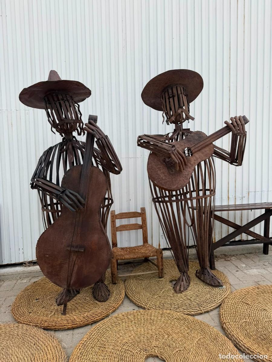 Antig&uuml;edades: Pareja de esculturas musicales (mariachis M&eacute;xico) hechas en hierro.
