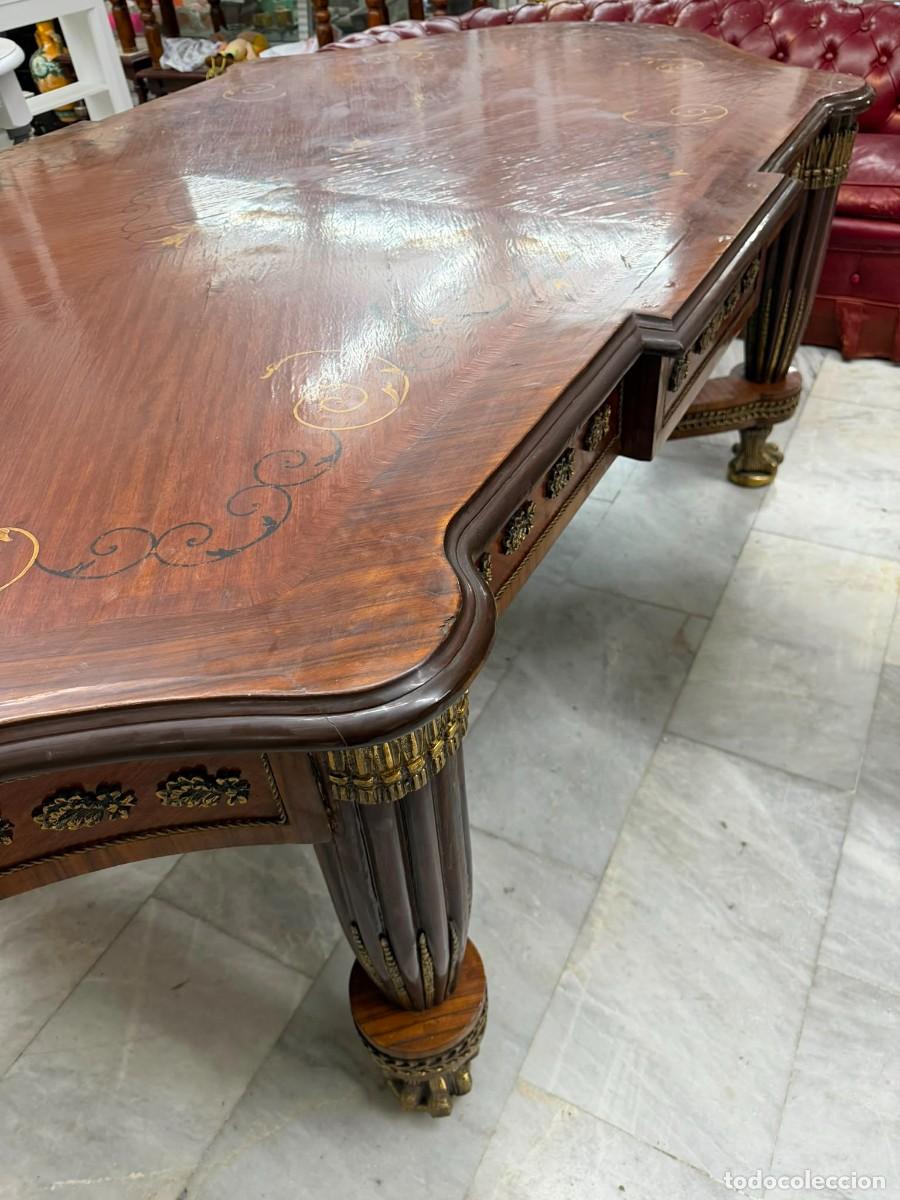 Antig&uuml;edades: Gran mesa en marqueter&iacute;a y decorada en bronces de 12 comensales. - Foto 2