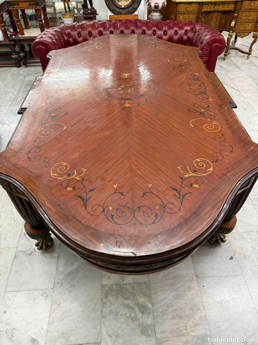 Antig&uuml;edades: Gran mesa en marqueter&iacute;a y decorada en bronces de 12 comensales.