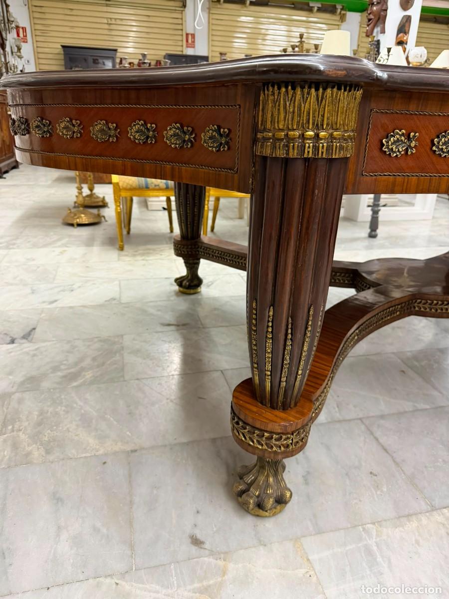 Antig&uuml;edades: Gran mesa en marqueter&iacute;a y decorada en bronces de 12 comensales. - Foto 6