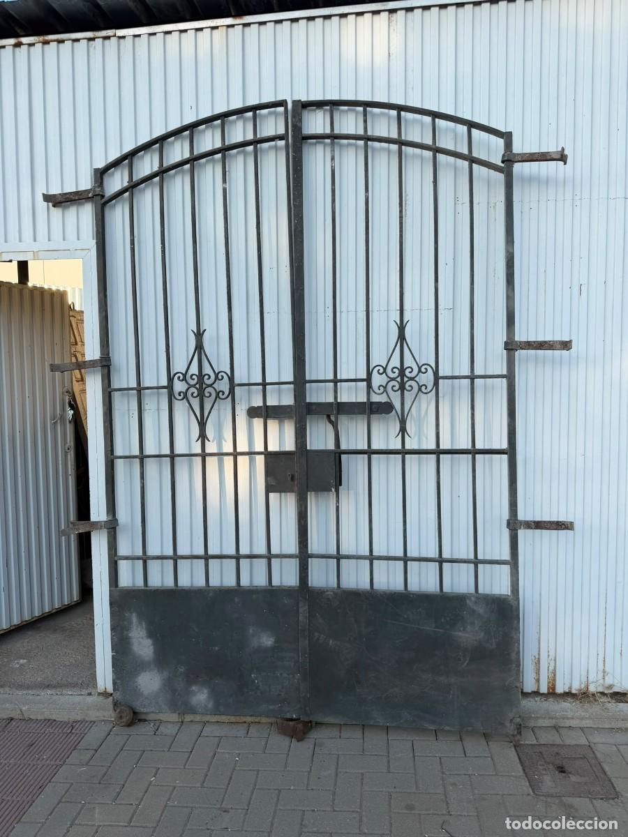 Antig&uuml;edades: Fant&aacute;stica reja de gran tama&ntilde;o en hierro macizo.