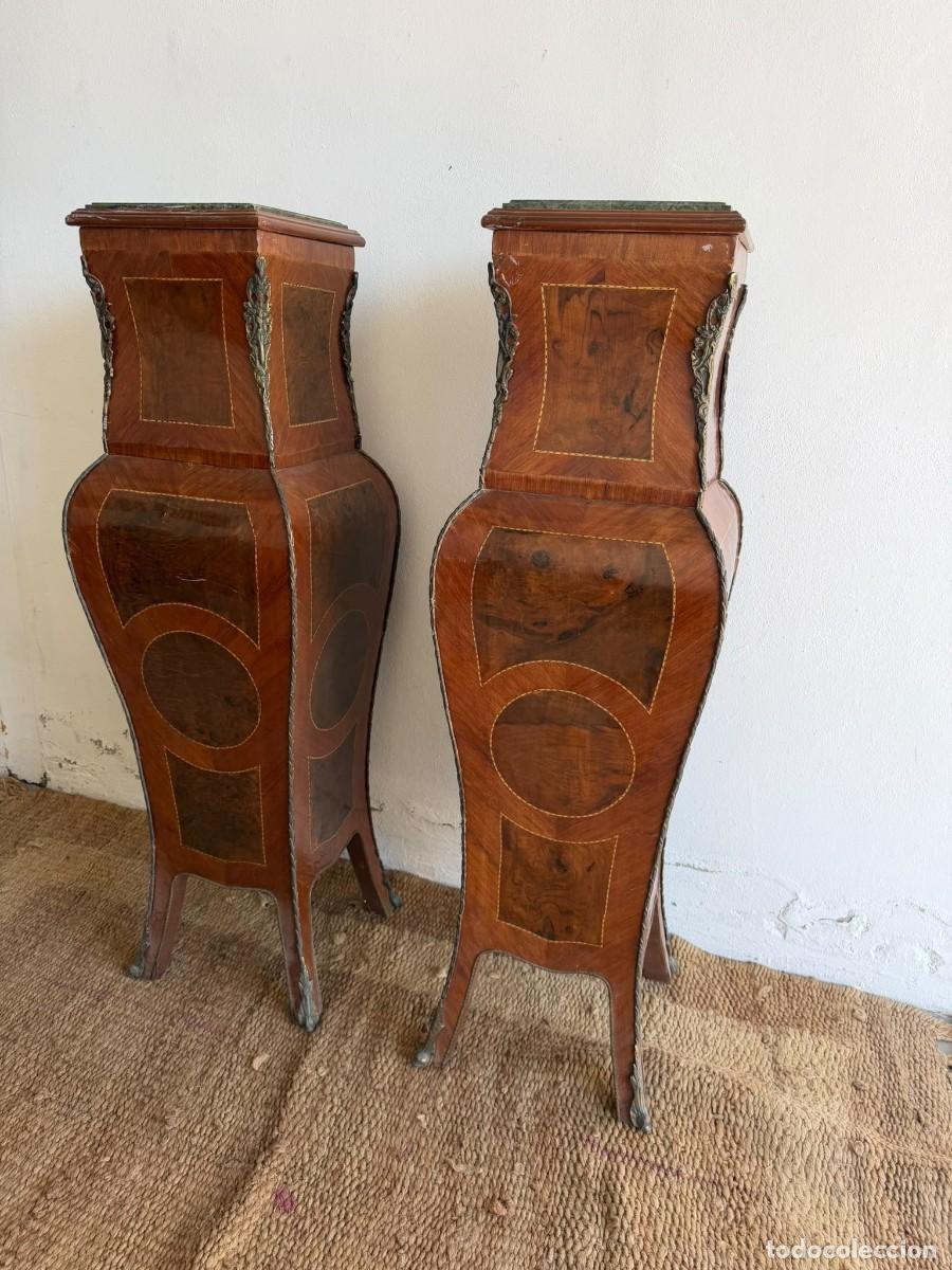 Antig&uuml;edades: Pareja de peanas estilo Luis XV en madera y aplicaciones en lat&oacute;n dorado.