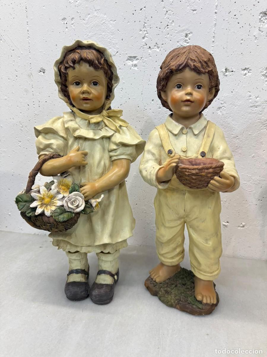 Antig&uuml;edades: Decorativa pareja de ni&ntilde;os campesinos (en resina).