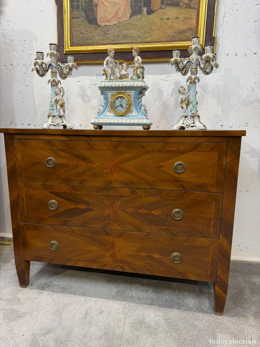 Antig&uuml;edades: Antigua c&oacute;moda Italiana con detalles de estrellas de 8 puntas en marqueter&iacute;a.
