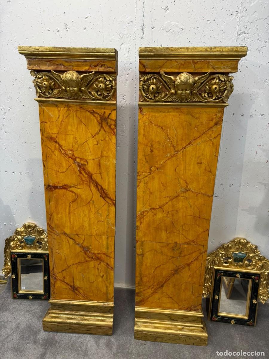 Antig&uuml;edades: 2 Medias columnas de retablo marmoleadas con cabezas de &aacute;ngeles alados.