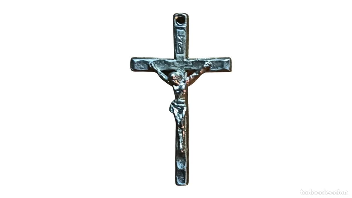 Antig&uuml;edades: CRUCIFIJO COLGANTE EN METAL OSCURO CON CRISTO EN RELIEVE - CRUZ CON AGUJERO