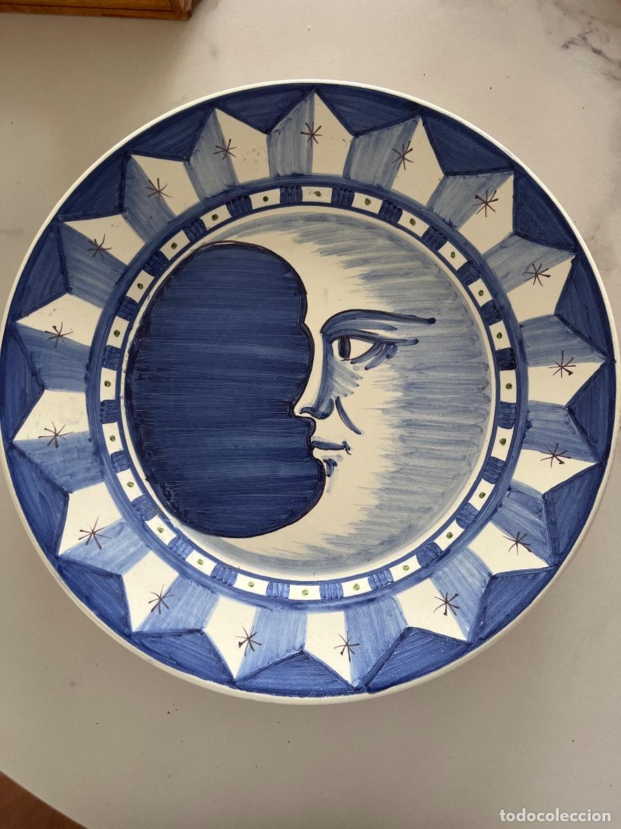 Antig&uuml;edades: Antiguo plato pintado a mano . A&ntilde;os 70