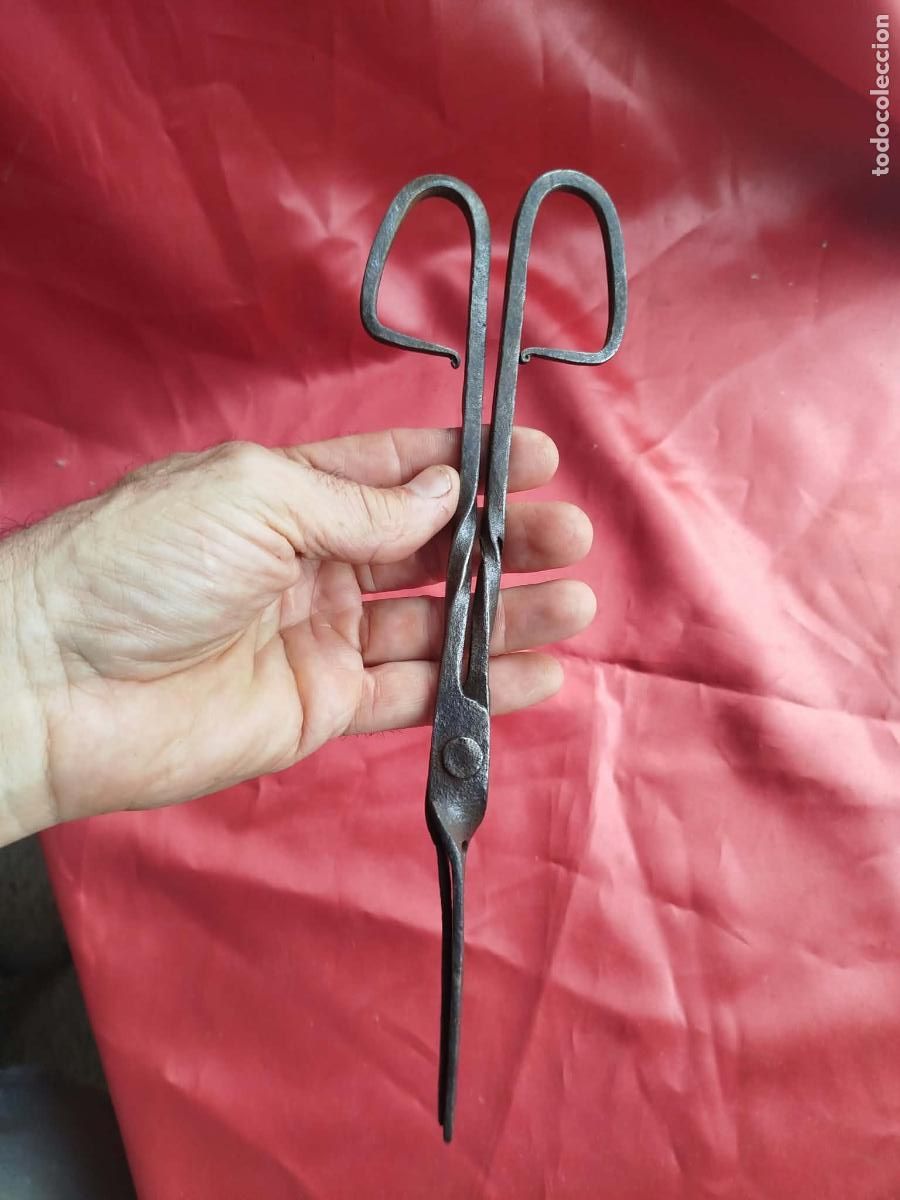 Antig&uuml;edades: Antiguas pinzas de forja para chimenea. Caja ferralla