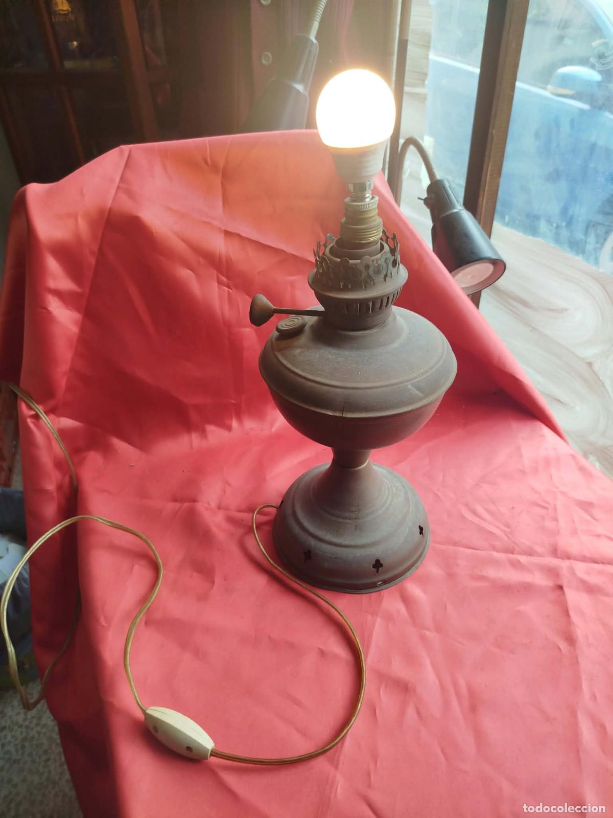 Antig&uuml;edades: Antiguo quinqu&eacute; ingl&eacute;s de lat&oacute;n, transformado en l&aacute;mpara, funciona (foto funcionando). Vitrina 15