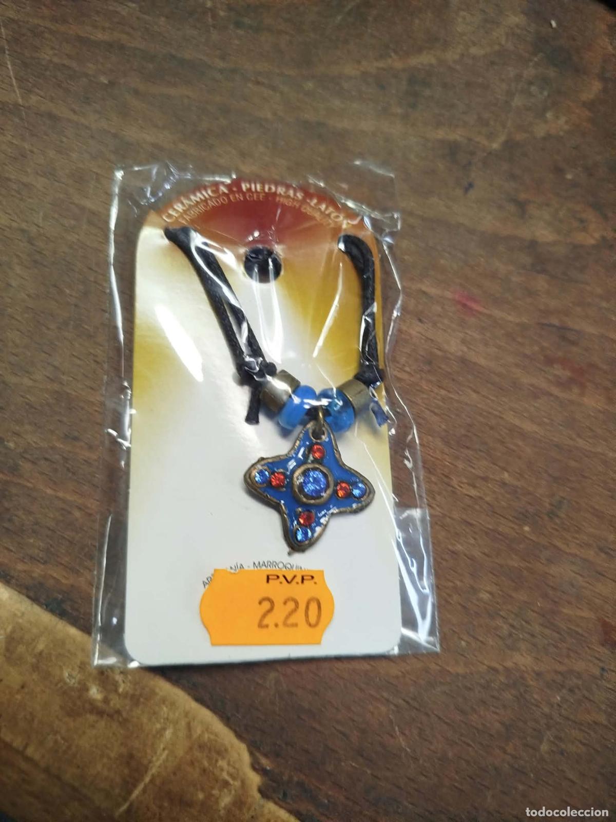 Antig&uuml;edades: Colgante piedras cer&aacute;mica y lat&oacute;n. Caj&oacute;n 4 despacho