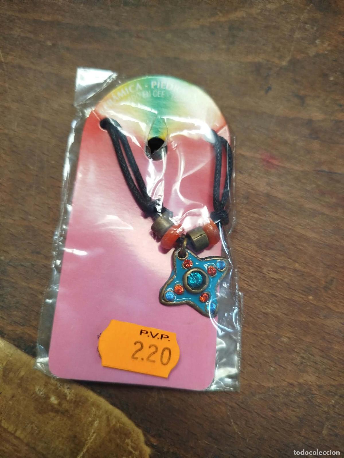 Antig&uuml;edades: Colgante piedras cer&aacute;mica y lat&oacute;n. Caj&oacute;n 4 despacho