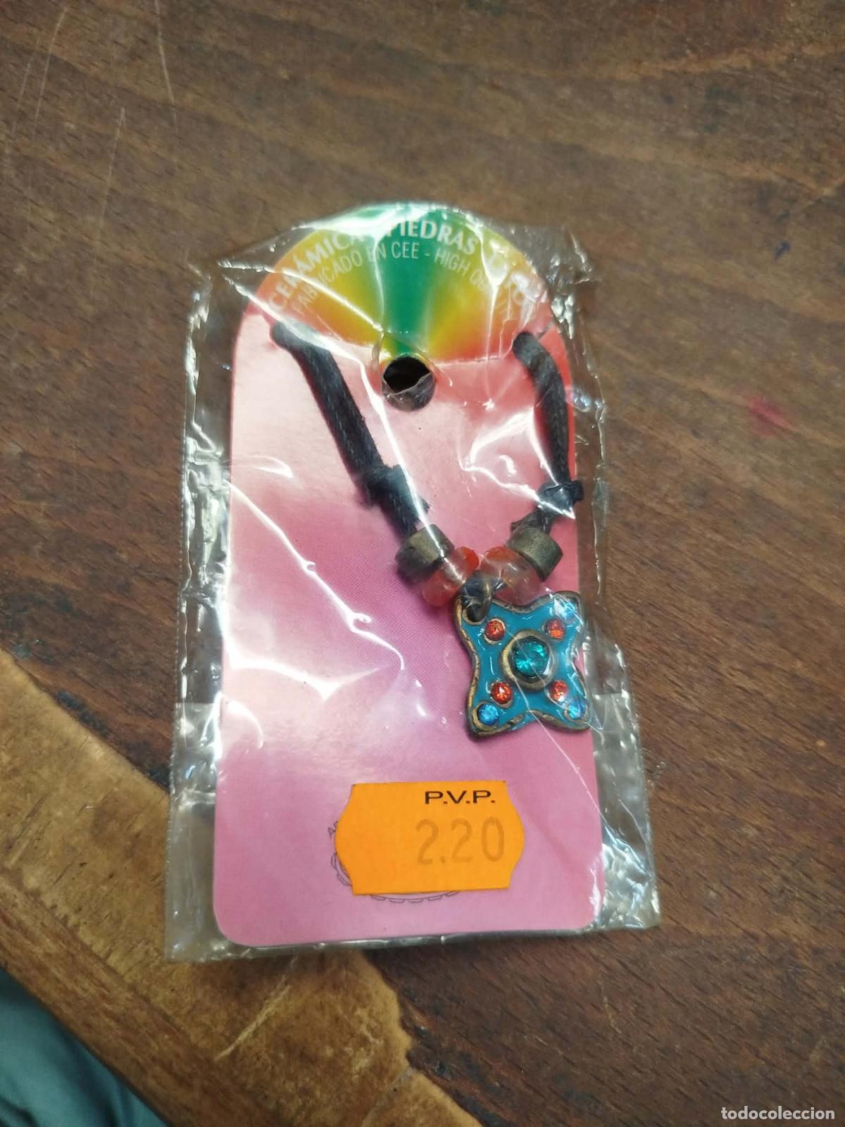 Antig&uuml;edades: Colgante piedras cer&aacute;mica y lat&oacute;n. Caj&oacute;n 4 despacho