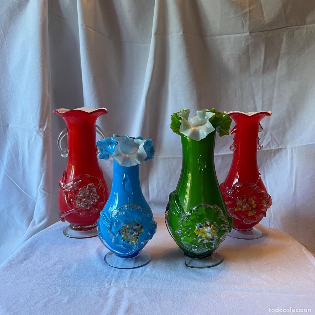 Antig&uuml;edades: Lote de 4 Jarrones Vidrio Opalino Italiano con Flores Aplicadas - A&ntilde;os 60/70 - Estilo Murano/Empoli