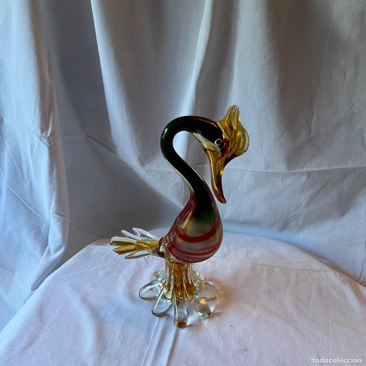 Antig&uuml;edades: Antigua Escultura de Ave Ex&oacute;tica en Vidrio de Murano - Bandas Pol&iacute;cromas y Peana Nervada - Siglo XX
