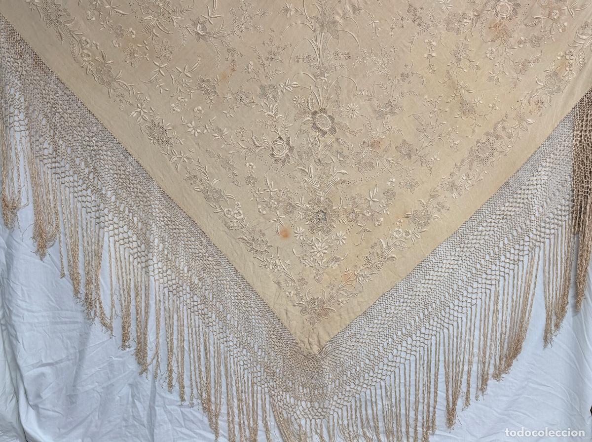 Antig&uuml;edades: Mant&oacute;n de Manila de crep&eacute; de seda bordado , con motivos de flores ,mitad S.XX