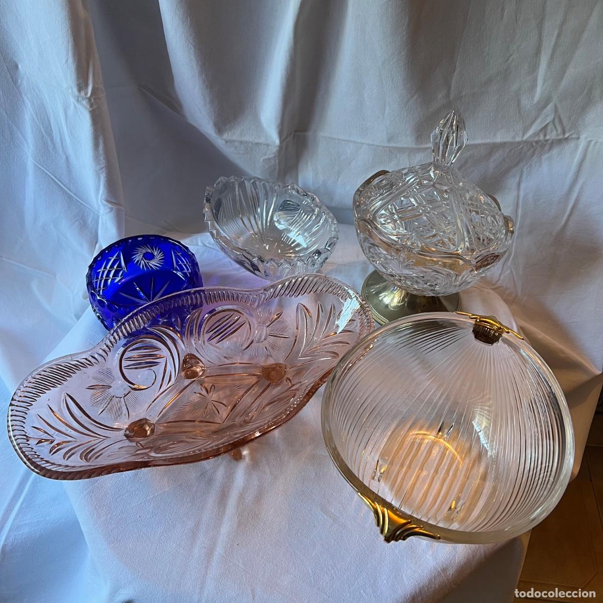 Antig&uuml;edades: Lote 5 Piezas de Cristal - Bombonera con Pie de Lat&oacute;n, Cristal Rosa de la Depresi&oacute;n y Azul Cobalto