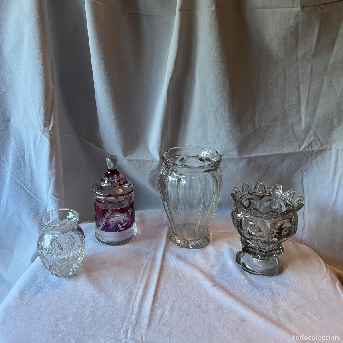 Antig&uuml;edades: Lote 4 Piezas de Cristal de Vitrina - Bote Grabado Estilo Bohemia Rub&iacute; y Jarrones Moldeados - s. XX