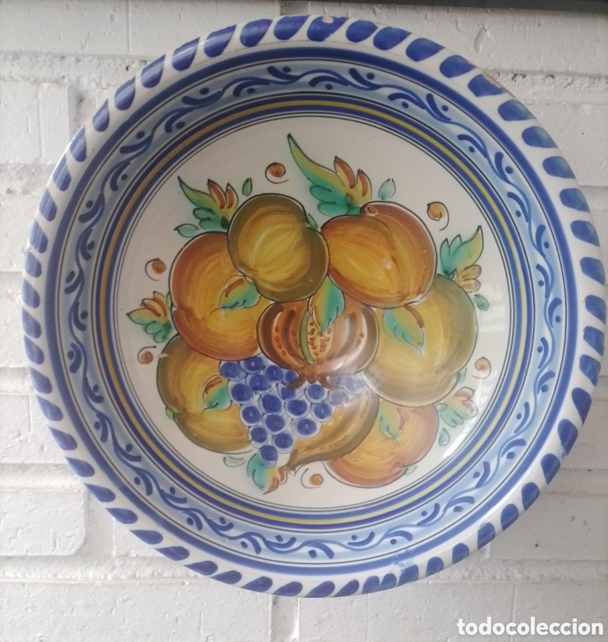 Antiques: Fuente cer&aacute;mica firmada.