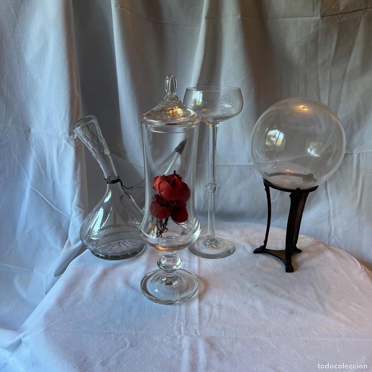 Antig&uuml;edades: Lote Colecci&oacute;n Cristal - Porr&oacute;n Tallado con Plata de Ley y Esfera sobre Tr&iacute;pode de Bronce - s. XX