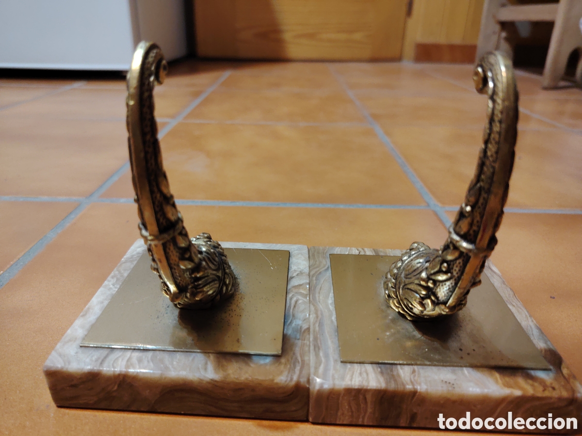 Antig&uuml;edades: Pareja de sujetalibros de bronce y m&aacute;rmol