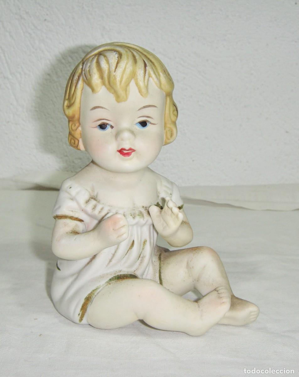 Antig&uuml;edades: Figura de ni&ntilde;a sentada &middot; Porcelana biscuit policromada &middot; ca. 1950&ndash;1970