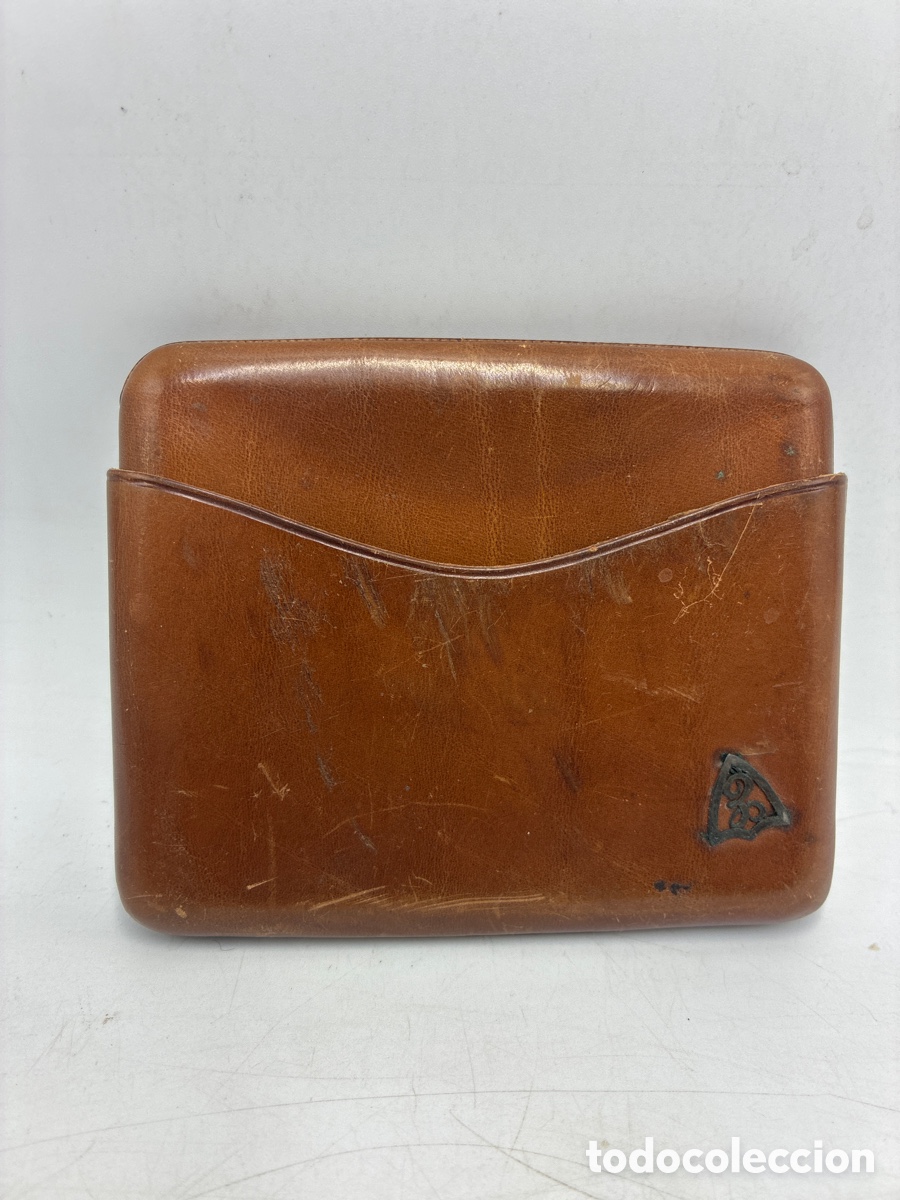 Antig&uuml;edades: Purera-tabaquera de cuero.A&ntilde;os 50-60.