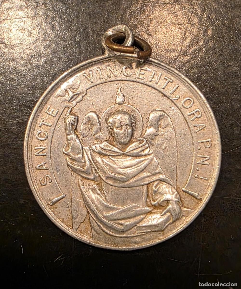 Antig&uuml;edades: Medalla religiosa antigua San Vicente Ferrer y Virgen Milagrosa &ndash; Metal plateado &ndash; 3 cm