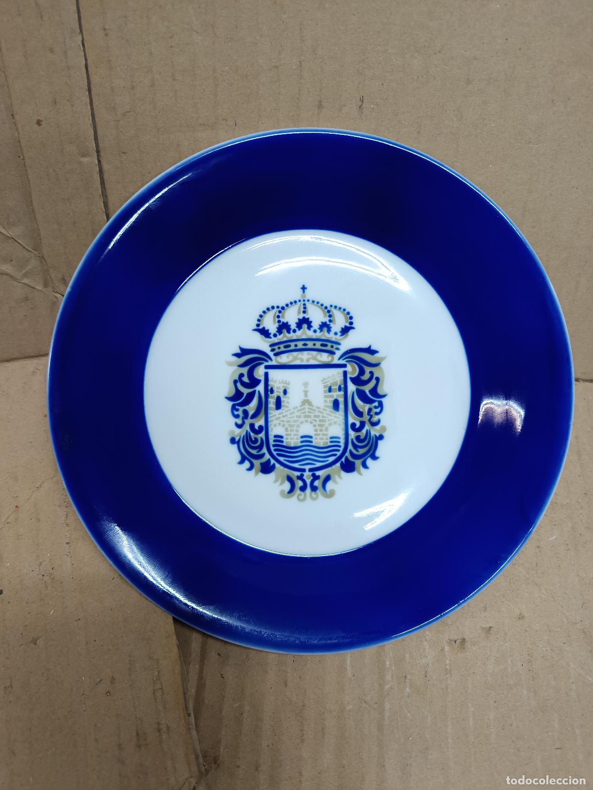 Antig&uuml;edades: PLATO ESCUDO DE PONTEVEDRA, SARGADELOS, 20 CM. DIAMETRO.